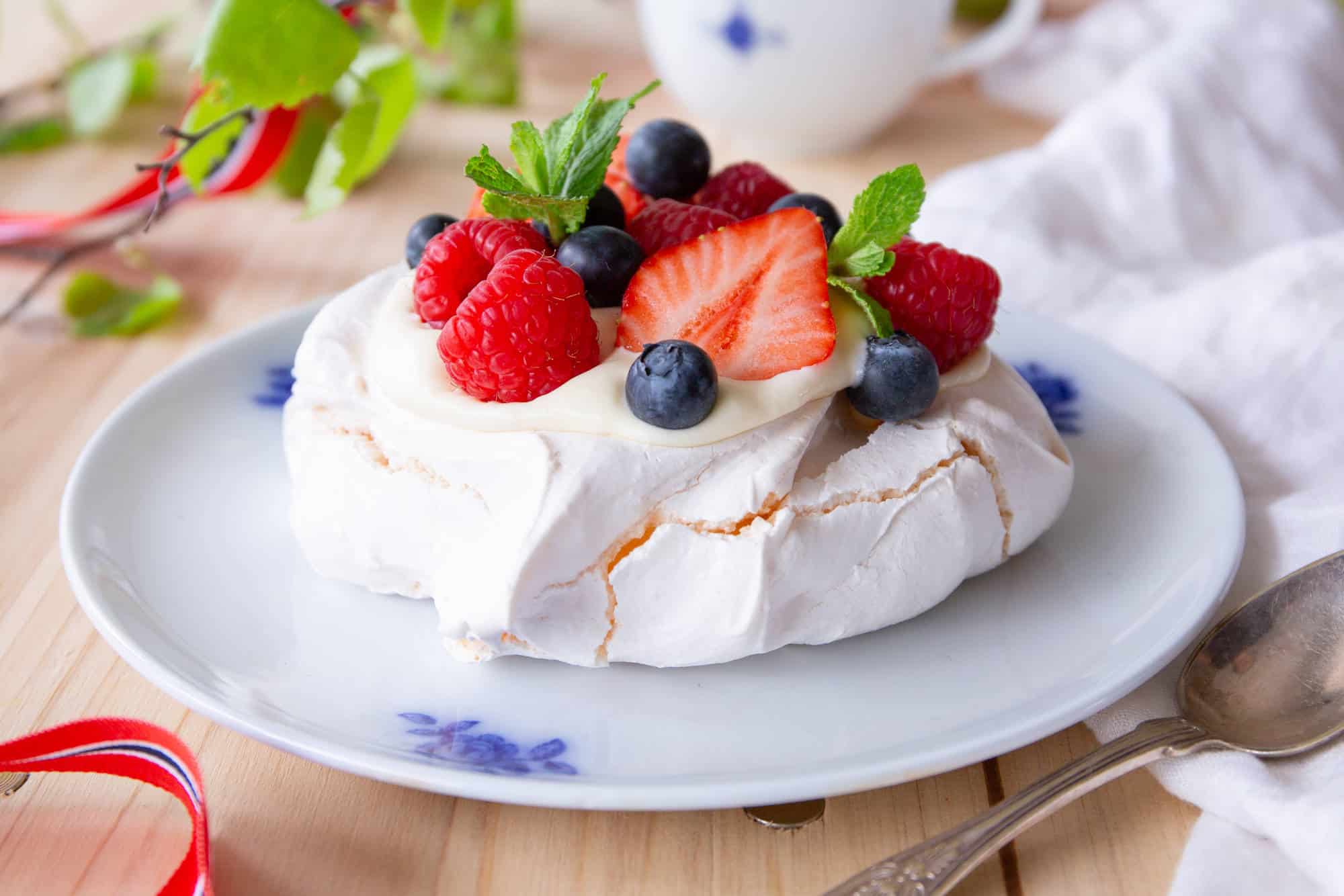 17. Mai Pavlova - Oppskrift På 17. Mai Kaker - TORO Baketips