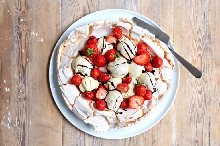 17. Mai Pavlova - Oppskrift På 17. Mai Kaker - TORO Baketips